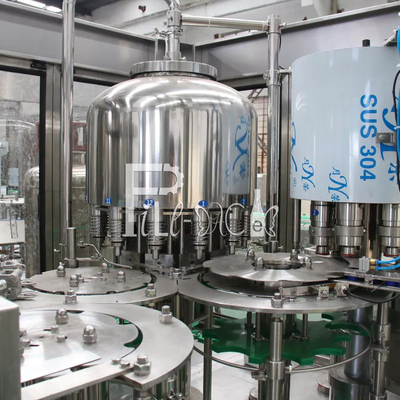 Cadena de producción plástica del agua mineral de la botella 4000BPH Monoblock 2L que aclara capsular de relleno proveedor