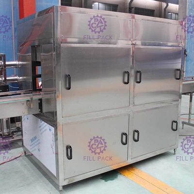 Línea automática completa 600BPH cuatro máquina de rellenar del galón de Monoblock con la válvula de desbordamiento proveedor