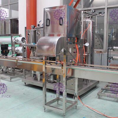 Línea automática completa 600BPH cuatro máquina de rellenar del galón de Monoblock con la válvula de desbordamiento proveedor