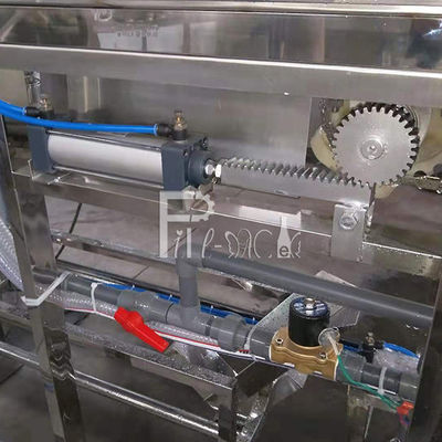 Sus 316 máquina de rellenar del jarro del galón 3 200BPH con el tenedor de botella proveedor