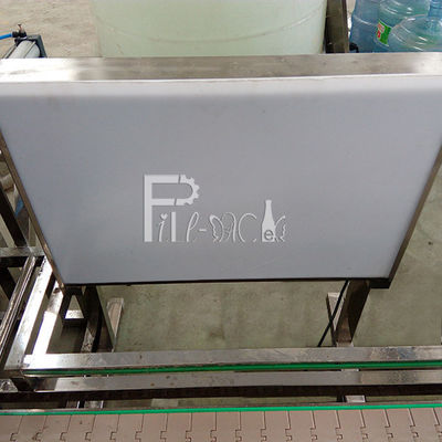 El transportador de correa hizo salir la máquina de rellenar del barril de 300 BPH proveedor