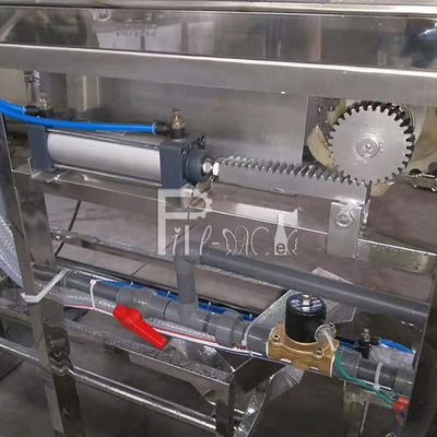 Sus 316 máquina de rellenar del jarro del galón 3 200BPH con el tenedor de botella